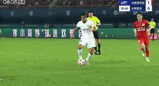 开云体育官网-张玉宁弧顶位置起脚，皮球打在立柱上弹出