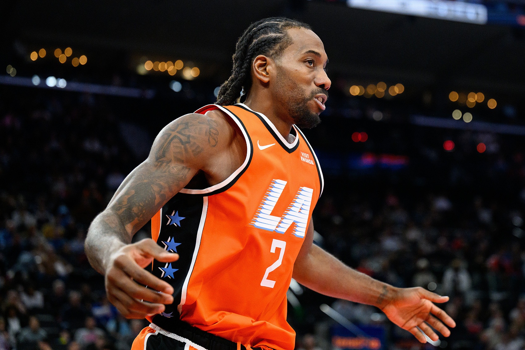 开云APP-梦回FMVP那年！莱昂纳德半场砍下21分！连续18场砍20+生涯第2长！