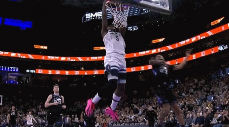 开云体育官网-挺身而出！爱德华兹防守端干扰对方三分 反击折叠暴扣2+1打回悬念