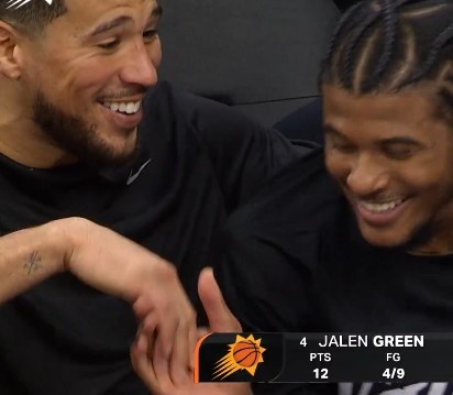 开云官网-终于等到你！布克在板凳席给杰伦·格林捏肩膀 两人有说有笑